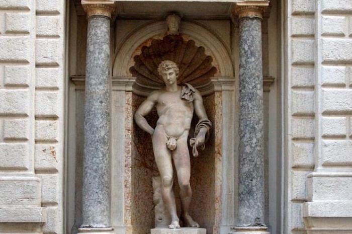Foto di una statua nella corte interna del Palazzo (foto di Mario Fletzer)